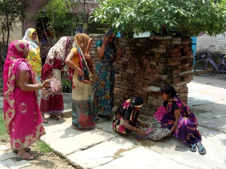 chitrakoot प्रसूता ने सड़क पर दिया नवजात को जन्म, नवजात की हुई मौत