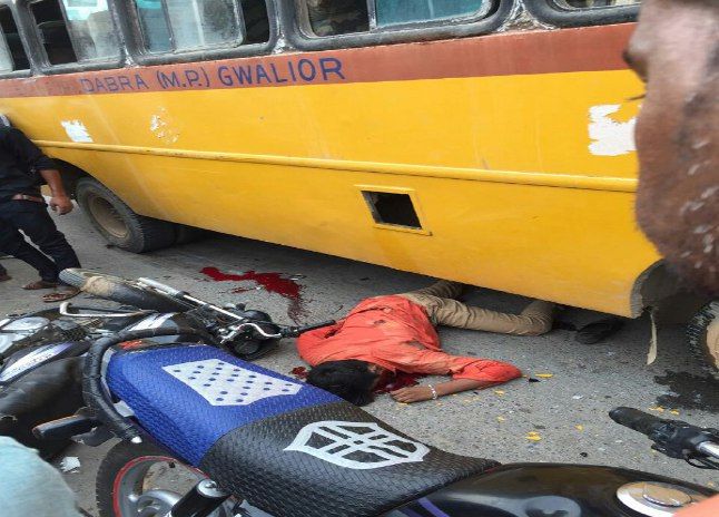 deadly accident on over bridge one died बाइक की भिड़ंत से गिरे युवक संभल भी नहीं पाए थे कि पीछे से आती बस कुचल गई