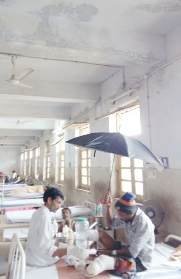seoni स्वास्थ्य राज्यमंत्री के प्रभार वाले जिला अस्पताल के मरीजों के जख्मों पर गिर रहा पानी