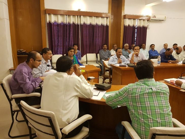 Meeting तय समय पर जानकारी का प्रपत्र नहीं दिया तो कलेक्टर ने बैठक में ही भराया प्रपत्र