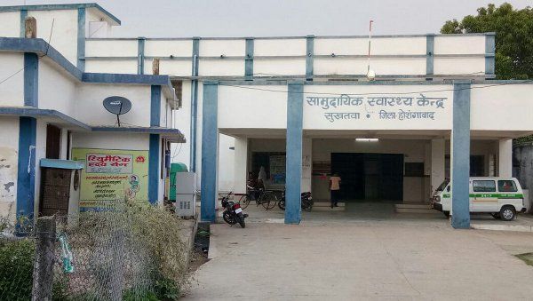 hoshangabad, sukhtawa hospital, delievery, seijer बिना लेडी डॉक्टर के नर्स करा रहीं प्रसूति