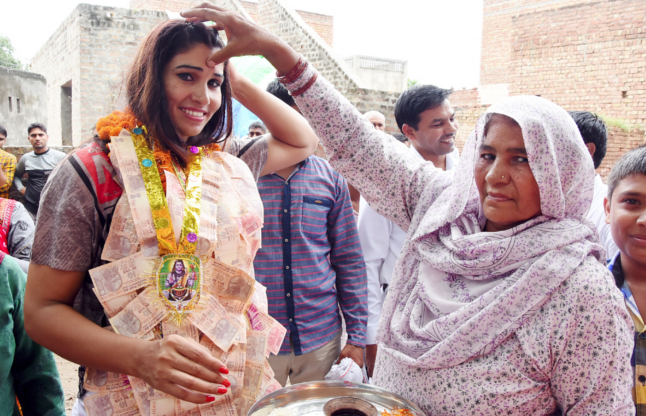 kavita dalal welcome कविता दलाल का पैतृक गांव में पंहुचने पर जोरदार स्वागत