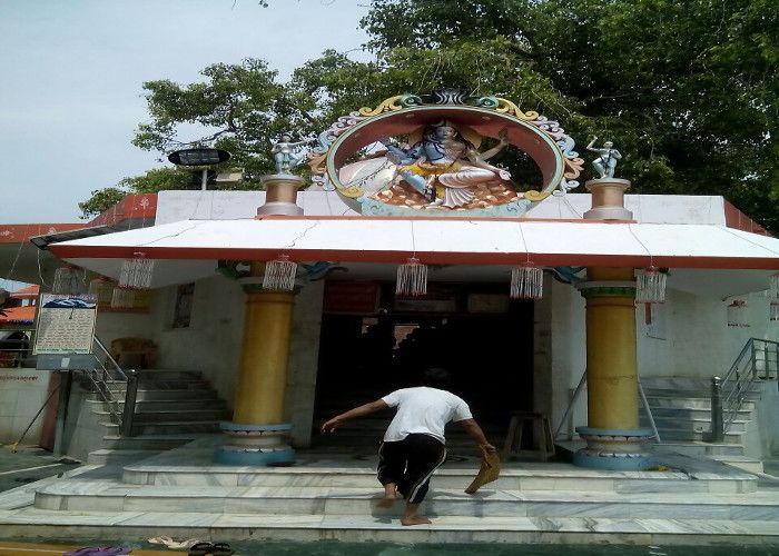 Sawan Month second Somvar Lord Krishna Bileshwar M इस मंदिर में अदभुत शक्ति, तीन दफा रंग बदलती है शिवलिंग