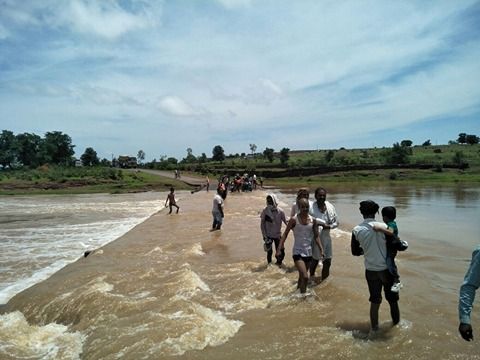 Learn out risk from rising river पुल पर से उफनते नाले से निकलकर जोखिम में डाल रहे जान