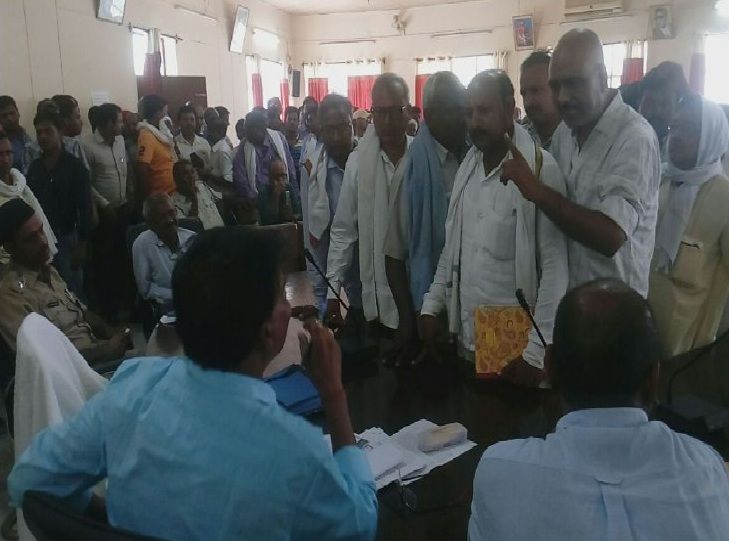Lekhpal Protest साथी की मौत से आक्रोशित लेखपालों का हंगामा, SDM पर लगाये गंभीर आरोप