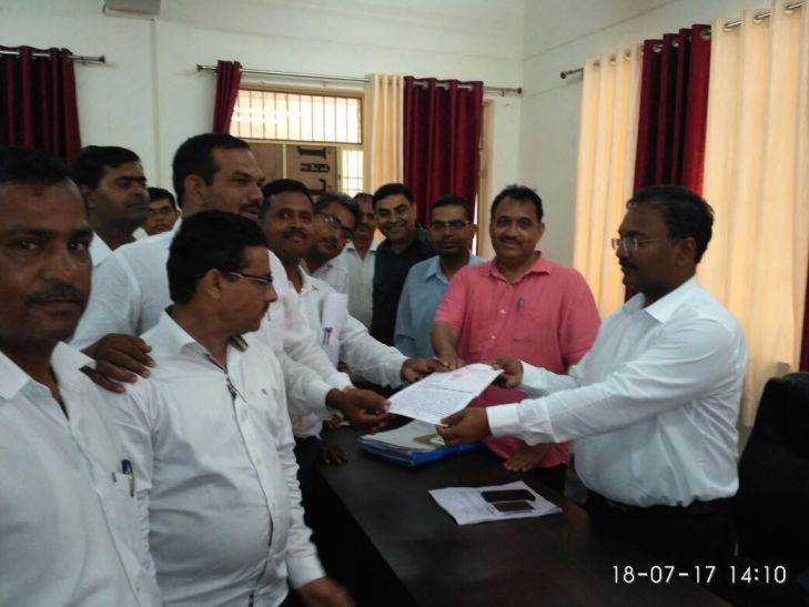 agra sadar lekhpal योगी सरकार के इस फैसले के खिलाफ लेखपाल एकजुट
