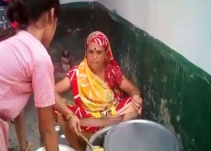 mid day meal योगी सरकार में अब गरीब बच्चों के खाने पर भी संकट, देखें वीडियो