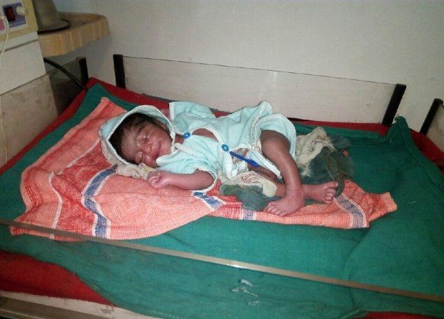 navjat mila बेरहम मां नवजात को छोड़ गई रेत में दबाकर मगर वो मौत को मात देकर बन गया लाड़ला!