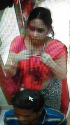 Captured in a stolen camera of a woman clearing ha सिल्क की साडिय़ों पर हाथ साफ कर रही महिला की चोरी हुई कैमरे में कैद, देखें वीडियो