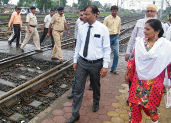 Before the arrival of Railway Magistrate, children रेलवे मजिस्ट्रेट के आने से पहले ट्रेक से हमेशा भीख मांगने वाले बच्चे गायब