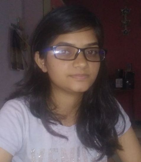 Services in the hospital giving MBBS student in Ky किर्गीस्तान की एमबीबीएस छात्रा दे रही अस्पताल में सेवाएं
