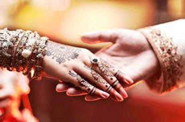shadi वरमाला लेकर खड़े थे दूल्हा-दुल्हन तभी आ गया विलेन, फिर हुआ यह