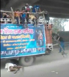 saharanpur BREAKING- कांवड़ियाें की गाड़ी के सामने कूदकर मुस्लिम युवक ने की आत्महत्या- देखें लाइव वीडियाे