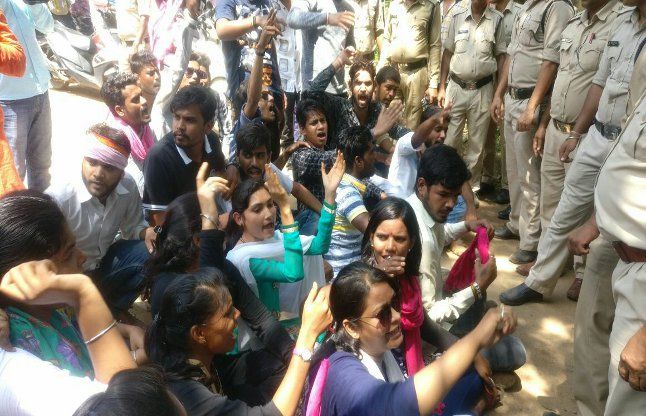 Beaten of Professor BREAKING: जनसुनवाई में छात्राओं का इंसाफ: छेडख़ानी करने वाले प्रोफेसर को कॉलेज में दौड़ा-दौड़ा कर पीटा