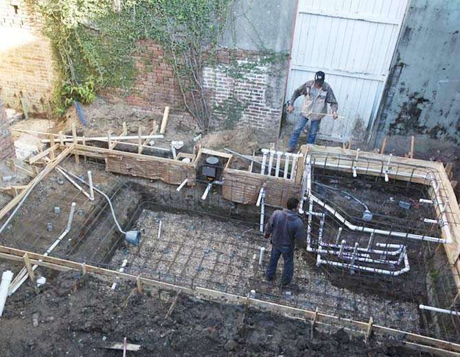 These Strangest Things Found In Peoples Backyards स्विमिंग पूल बनाने के लिए हो रही थी खुदाई, अचानक निकला कुछ ऐसा जिसने होश उड़ा दिए!