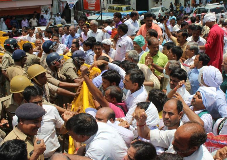 vidhansabha विधानसभा का घेराव करने जा रहे टीचर्स पर पुलिस ने किया लाठीचार्ज