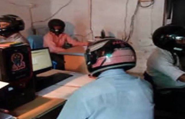 helmet यहां हर कर्मचारी करता है हेलमेट पहन कर काम, वजह कर देगी हैरान