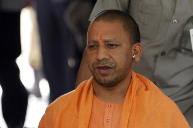 Yogi adityanath सीएम योगी का फरमान बेअसर, मुख्य सचिव ने फोन किया तो गायब मिले आजमगढ़ मंडल के डीएम