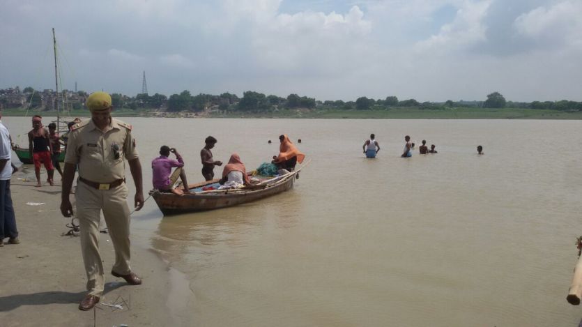 Ganga river विंध्याचल दर्शन के लिये आये छात्र की गंगा में डूबकर मौत, दो को बचाया गया