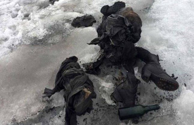 body found after 75 years 75 साल बाद बर्फ में दबा मिला कपल का शव, शरीर पर कपड़े और जूते