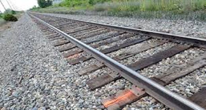 Railway Crossing महिला ने दो बच्चों के साथ ट्रेन के आगे कूदकर की खुदकुशी