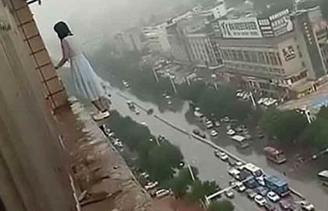 woman jumped लड़की ने लगाई 18वीं मंजिल से छलांग, बच गई जिंदा