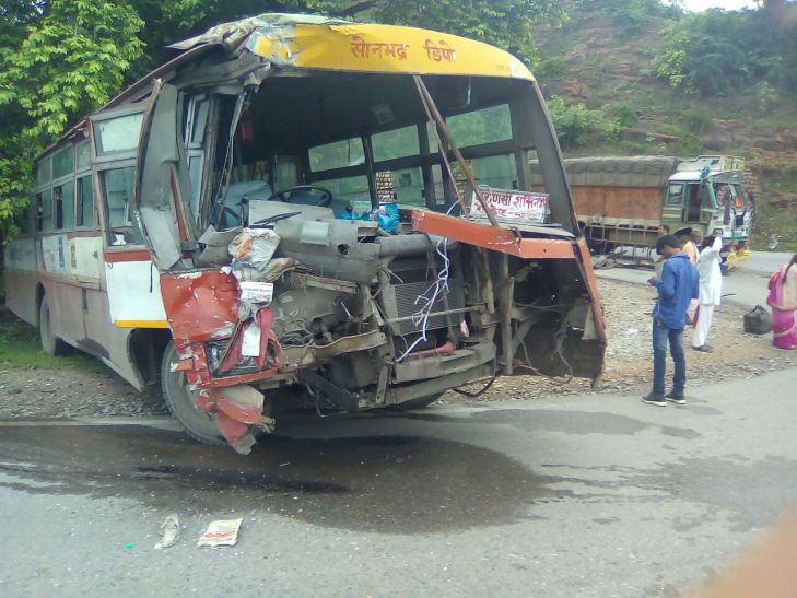 Road accident बस और ट्रक की सीधी टक्कर, कई यात्री घायल
