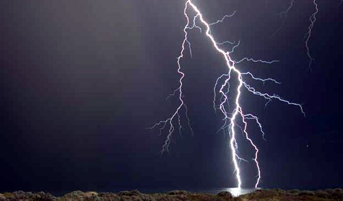 Lighting आकाशीय बिजली गिरने से दो की मौत, दो महिलाएं झुलसी