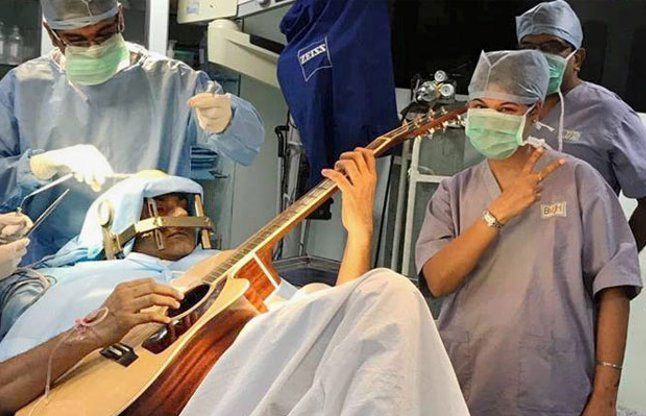 operation with guitar वो गिटार बजाता, डॉक्टर जलाते दिमाग की नस