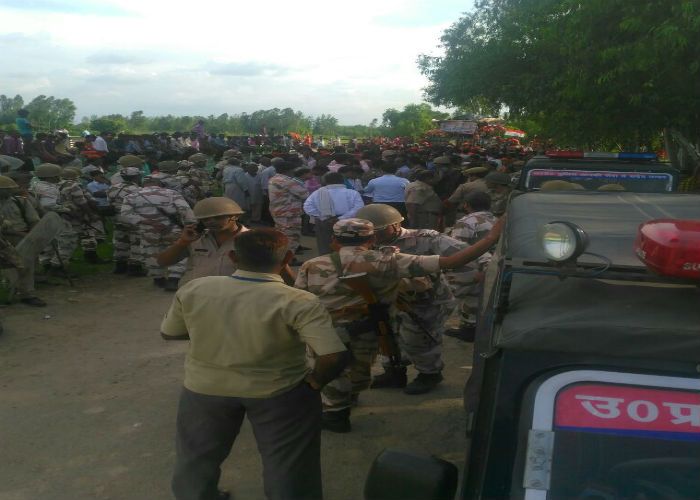 bareilly baval अफसरों की मौजूदगी में कावड़ियों पर पथराव, फ़ोर्स तैनात