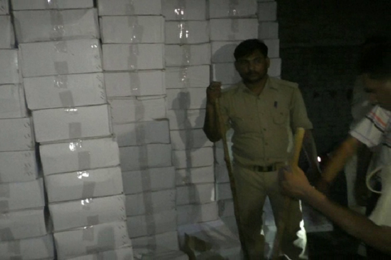 Illegal Liquor पुलिस और आबकारी विभाग की टीम का छापा, भारी मात्रा में शराब बरामद