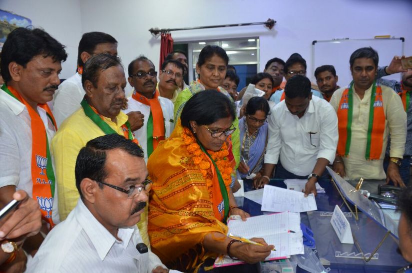 Urban body elections in sarani निकाय चुनाव : प्रत्याशियों ने नामांकन में दिखाया जोर, नपाध्यक्ष ने बनाई दूरी