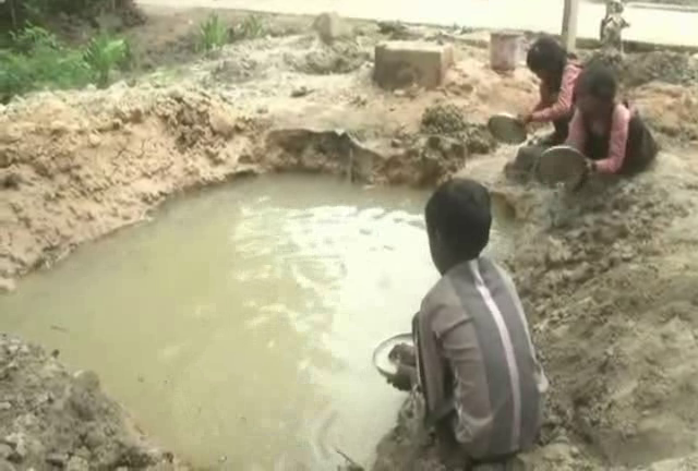 School childrens यूपी के सरकारी स्कूल में बच्चों की सेहत से खिलवाड़, गंदे पानी में बर्तन धुलकर खाना खा रहे छात्र