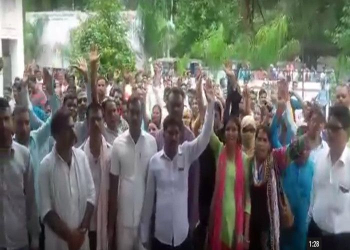 lalitpur शिक्षामित्रों की बड़ी धमकी, शिक्षक बनाओ नहीं तो करेंगे इस्लाम कबूल कर लेंगे