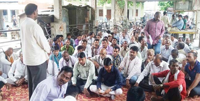 Vishwakarma Samaj योगी सरकार के खिलाफ सड़क पर उतरा विश्वकर्मा समाज, छुट्टी बहाली के लिए दिया धरना