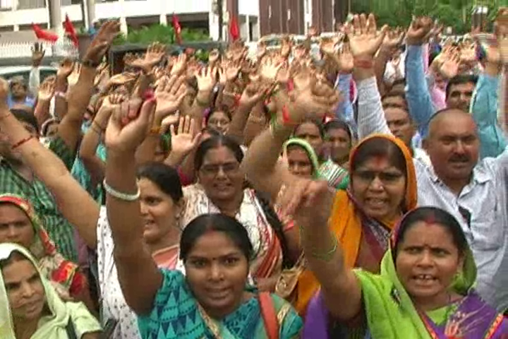 Shiksha Mitra कोर्ट के फैसले से नाराज शिक्षा मित्र सड़कों पर उतरे