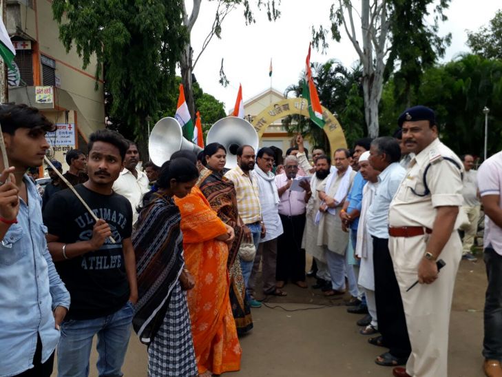 seoni कांग्रेसी इधर, पुलिस खींच रही उधर, पढि़ए पूरी खबर...