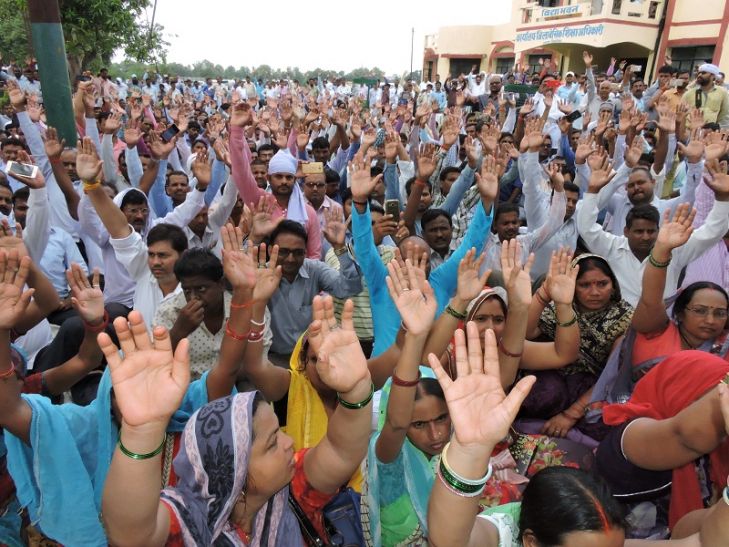 Shiksha Mitra दूसरे दिन भी जारी रहा शिक्षामित्रों का आंदोलन, डीएम ने सुनी समस्या
