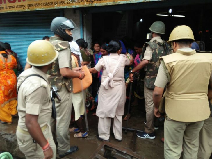 protest शिक्षामित्रों का प्रदर्शन हुआ उग्र, कई गाड़ियों को पहुंचाया नुकसान, पुलिस ने किया लाठीचार्ज