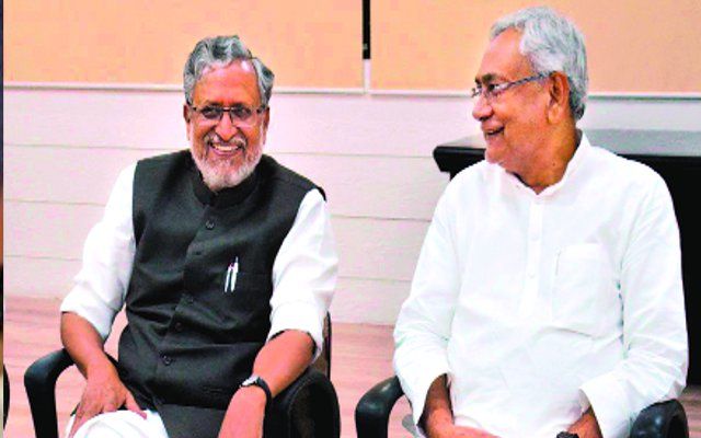 Nitish Kumar सियासी मजबूरियों ने बढ़ाई नजदीकी