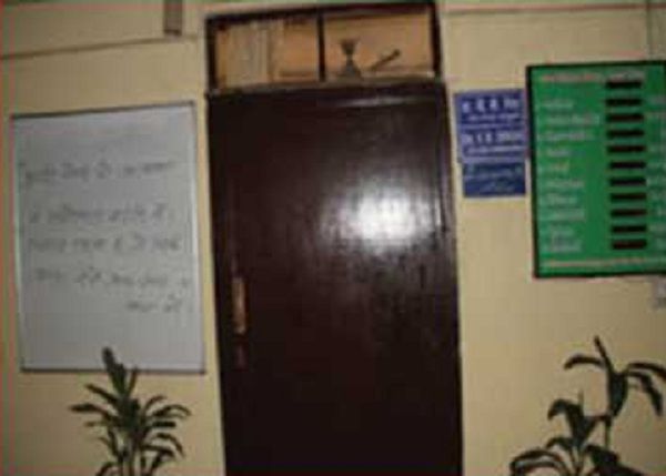 Government Office बेअसर सीएम योगी का फरमान, डीएम पहुंचे तो 12 अधिकारियों के दफ्तर में बंद मिला ताला