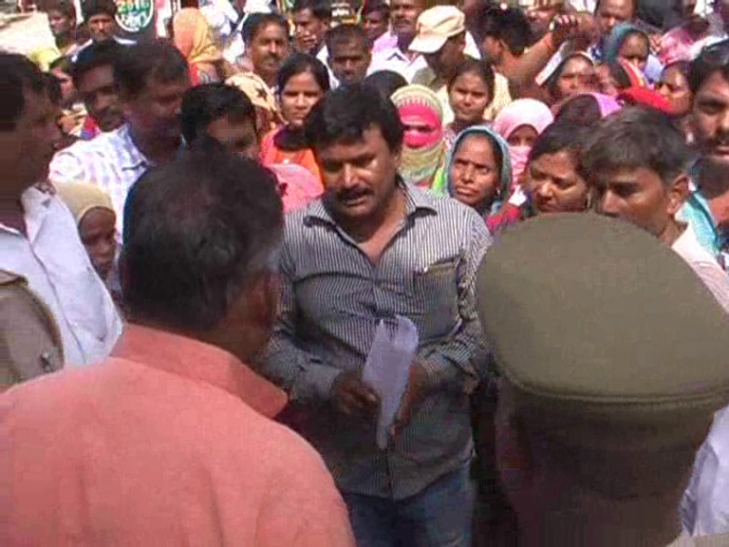 Shiksha Mitra protest शिक्षा मित्रों ने डिप्टी सीएम केशव मौर्या का आवास घेरा, जोरदार प्रदर्शन