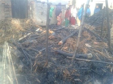 House Fall, यूपी के जौनपुर में दलित बस्ती में कच्चा मकान गिरा, बाल-बाल बचे लोग