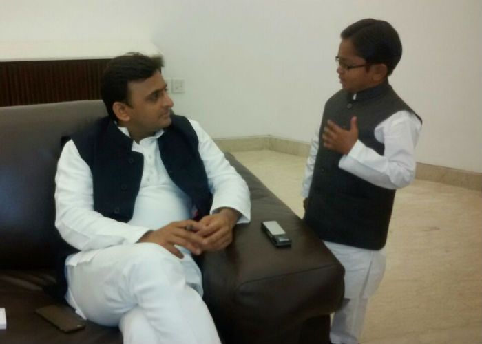 Akhilesh Yadav And Pramod Yadav अखिलेश यादव के चहेते नेताओं में से एक हैं प्रमोद, जानिए उनके संघर्ष की कहानी
