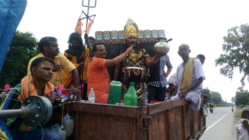 Magician Vishambhar Nath Upadhyaya बड़े शिवधाम में रावण के भेष में जलाभिषेक करने पहुंचा शख्स