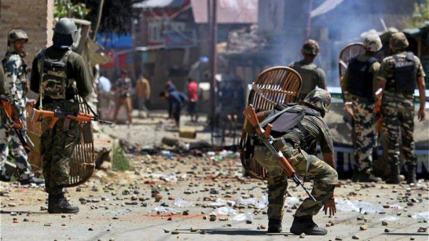 Kashmir कश्मीर के पुलवामा में मुठभेड़, सुरक्षाबलों ने 2 आतंकियों को मार गिराया