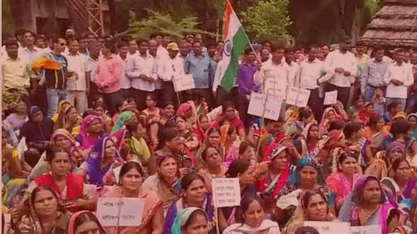 Shikshamita protest तिरंगे के साथ सांसद आवास पहुंचे शिक्षामित्र, जमकर प्रदर्शन