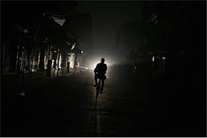 Power cut योगी सरकार का 24 घंटे बिजली देने का दावा फेल, ट्रांसफर्मर नहीं होने से अंधेरे में डूबे हैं कई मुहल्ले