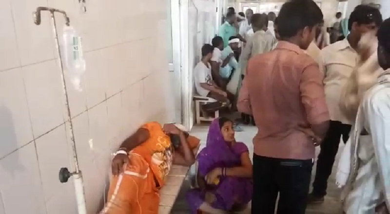 Hospital कावरियों से भरी ऑटो को डीसीएम ने मारी टक्कर, घायलों को जमीन पर लिटाकर किया गया इलाज