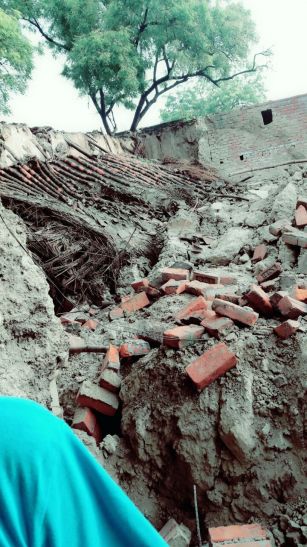 House collapsed बारिश के कारण गिरा कच्चा मकान, एक की हालत गंभीर